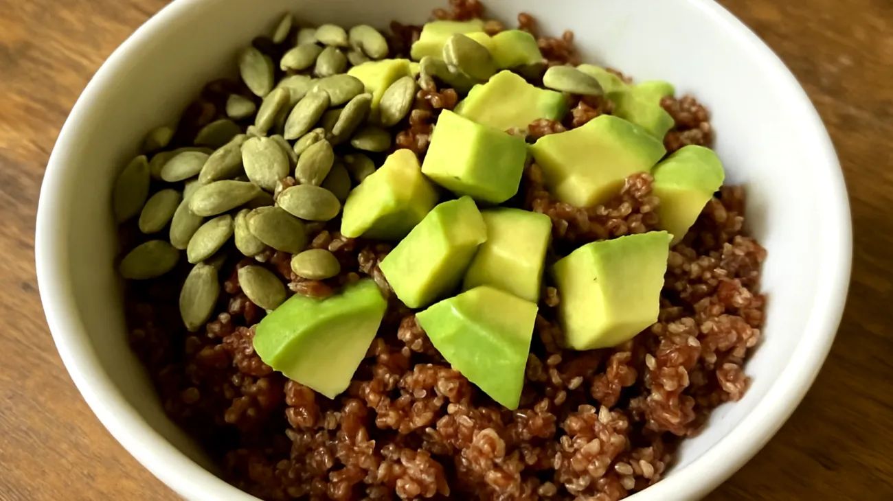 Insalata di quinoa rossa con semi di zucca e avocado"