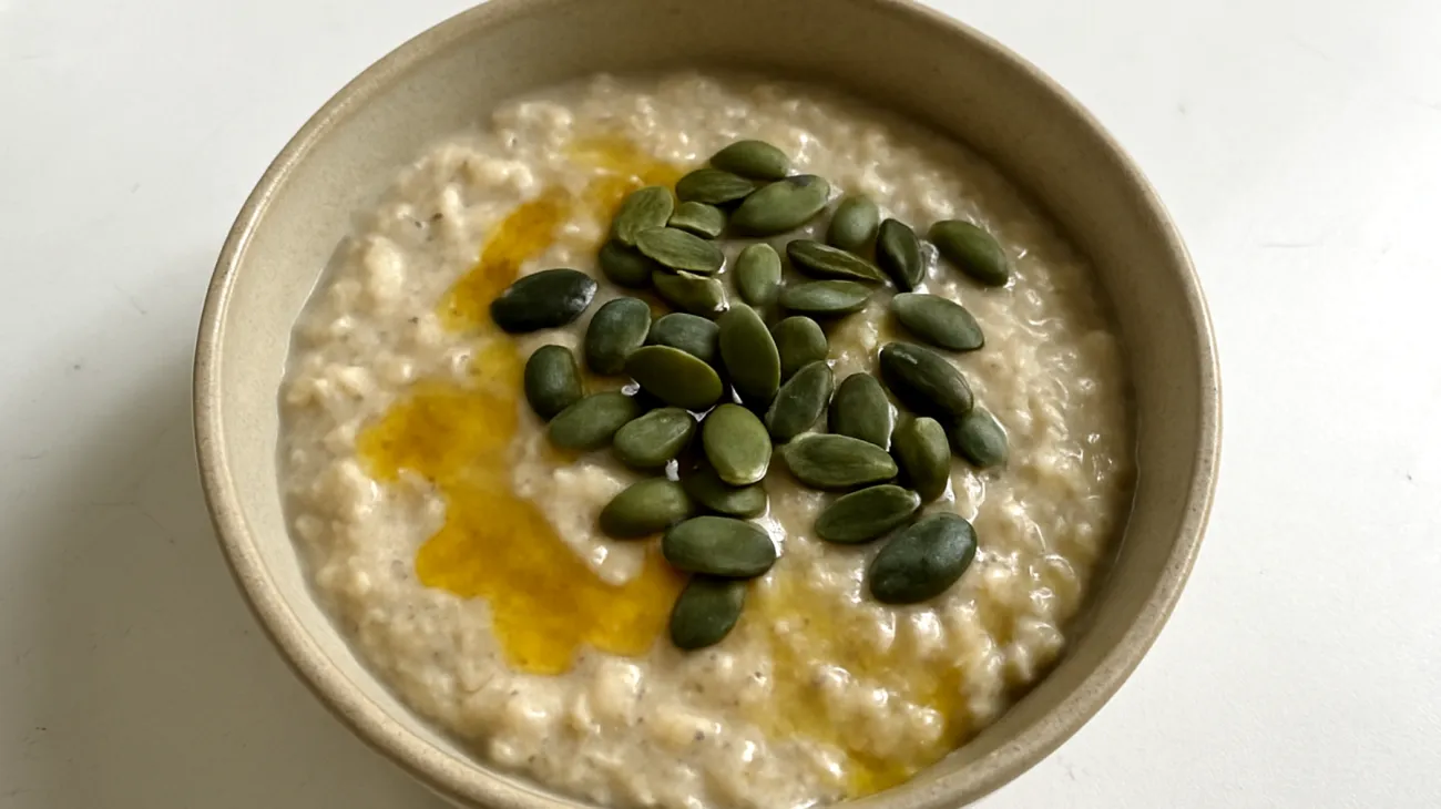 Porridge di avena con semi di zucca e olio di semi di lino"